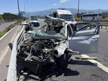 Bariyere çarpan otomobil hurdaya döndü: 4 yaralı