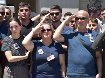 Şehit üsteğmeni son yolculuğuna ailesi, asker selamıyla uğurladı