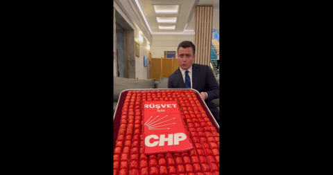 AK Parti'li Gökçek, TBMM'ye üzerinde, 'Rüşvet için CHP' yazılı baklavayla geldi