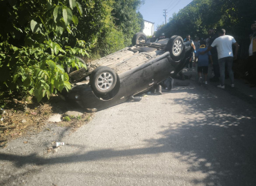 Seyir halindeki otomobil takla attı; 4 yaralı