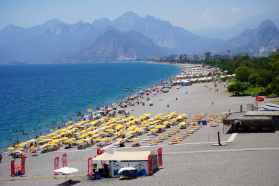 Antalya'da bunaltan sıcaklıkta sahiller doldu