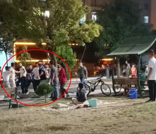 Parktaki tekmeli, yumruklu kavga kamerada