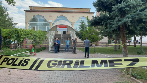 Husumetli komşusunu camide namaz kılarken bıçakla öldürdü