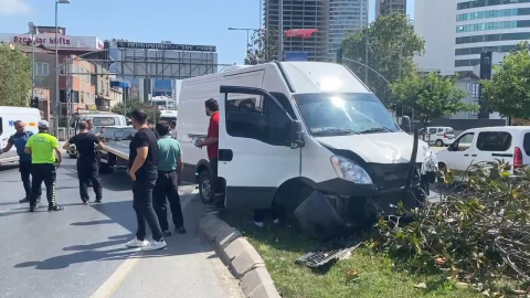 İstanbul - Ümraniye'de yolun karşısına geçmeye çalışan çifte panelvan çarptı
