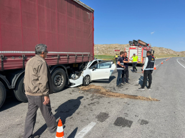 Otomobil, park halindeki TIR'a çarptı: 1 ölü, 5 yaralı