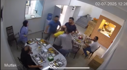 İstanbul - Kağıthane'de nefes borusuna yemek kaçan işçinin Heimlich manevrasıyla kurtulduğu anlar kamerada