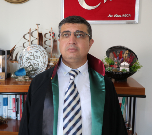 Görme engelli öğretmen, hukuk fakültesinden mezun olduktan 21 yıl sonra avukat oldu