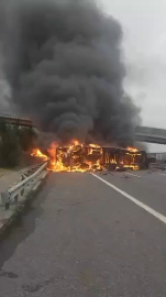 Devrilen TIR, alev alev yandı
