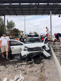 Otomobil, otoyol gişelerinin beton bariyerine çarptı: 1 ölü, 4 yaralı