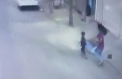 Otobüsün çarptığı Muhammed öldü; kaza kamerada