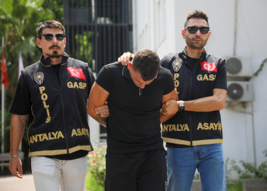 Kuyumcuyu bıçakla tehdit ederek 600 bin TL’lik bilezik alıp kaçan şüpheli yakalandı / Ek fotoğraflar