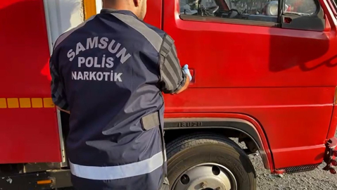 Kamyonetle uyuşturucu taşıyan 2 şüpheliye gözaltı