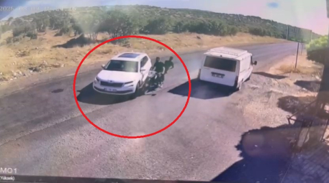 Motosikletin otomobile çarpıştığı kaza kamerada; 2 yaralı