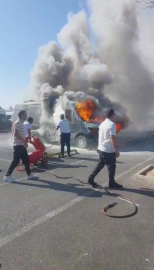 Antalya Havalimanı'nda park halindeki minibüs yandı