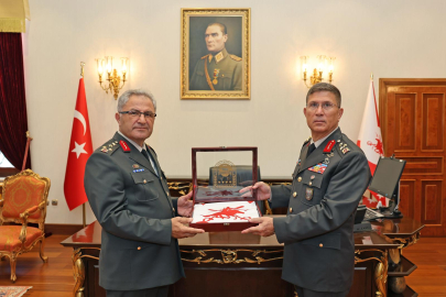 Kara Kuvvetleri Komutanı Bayraktaroğlu, devir teslim törenlerine katıldı (2)
