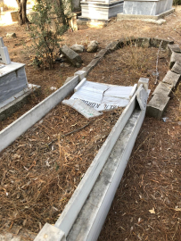 Adana'da 20 mezar taşı kırıldı