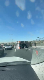 İstanbul - Başakşehir TEM'de kamyon devrildi; trafik yoğunluğu oluştu - 2 / Ek görüntüyle