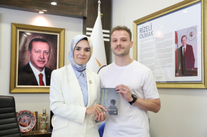 Devlet korumasında yetişti, hayat hikayesini yazdığı kitabını Bakan Göktaş'a hediye etti