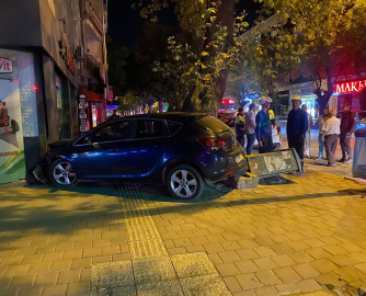 Otomobil park halindeki motosiklete ve elektrik panosuna çarptı: 2 yaralı