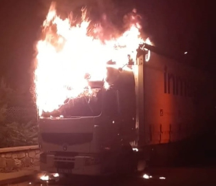 Bursa'da park halindeki TIR'da yangın