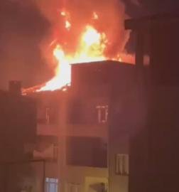 İstanbul - Beyoğlu’nda yangın çıkan dairedeki tüp patladı, mahalle halkı sokağa döküldü