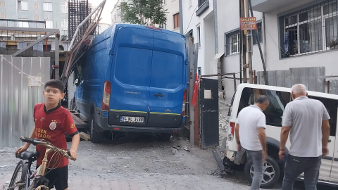 İstanbul - Kağıthane’de sürücüsünün direksiyon hakimiyetini kaybettiği minibüs inşaat alanına girdi / Ek bilgi