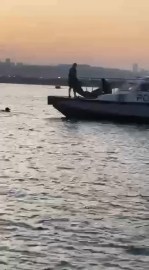İstanbul - Küçükçekmece’de denizde hareketsiz kişi ihbarını araştıran ekipler, hayvan bağırsağı buldu