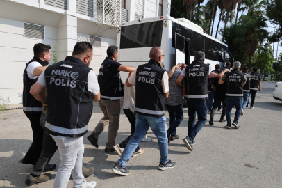Mersin'de 3,5 milyon uyuşturucu hap ele geçirilen operasyonda 8 şüpheli adliyede