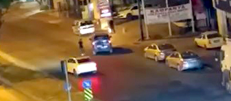 İstanbul - Avcılar'da Türk Bayrağı'nı araçların önüne atan kadın tutuklandı