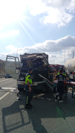 İstanbul - Kuzey Marmara Otoyolu'nda kamyonet TIR'a çarptı - 2 / Ek fotoğrafla