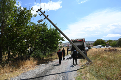 Çöp kamyonu elektrik direğine çarptı: 2 yaralı