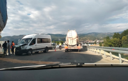 Tokat’ta fındık işçilerinin taşındığı minibüs ile kamyon çarpıştı; 8 yaralı