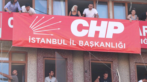 İstanbul - CHP'nin Bahçelievler'deki binasına 'İstanbul İl Başkanlığı' yazılı pankart asıldı