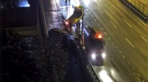 İstanbul - D-100 Karayolu'nda bariyere çarpan minibüs devrildi