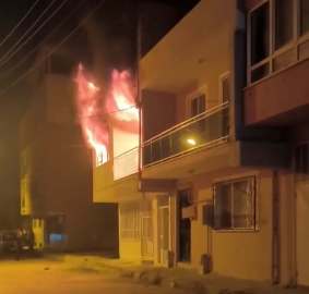 Evini ateşe veren baba öldü, oğlu yaralandı
