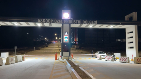 İstanbul- Arnavutköy'de 2 akaryakıt tankeri ile 2 iş makinesi alev alev yandı / Geniş haber