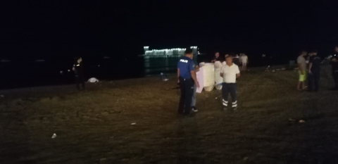 Gece denize girip, boğuldu