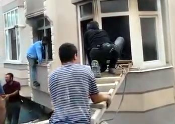 İstanbul-Avcılar'da dairedeki yangına inşaat işçileri camı kırıp müdahale etti
