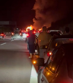 Yalova'da seyir halinde alev alan TIR küle döndü