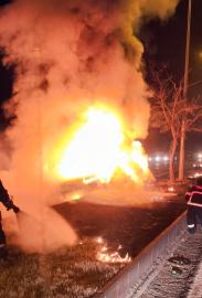 Diyarbakır’da otomobil kaldırıma çarpıp yandı: 1’i ağır, 3 yaralı