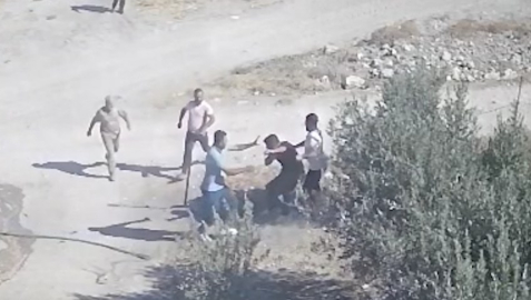 Kuzenlerin sondaj kuyusu açma kavgası; çiftin darbedildiği anlar kamerada