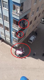 Balkondan düşme tehlikesi geçiren Down sendromlu çocuğu, komşusu kurtardı; o anlar kamerada
