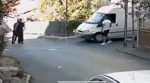 İstanbul - Ümraniye'de trafikte tartıştıkları kişiyi dövmek için gelip annesini darbettiler