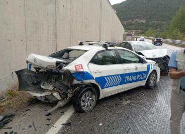 Kazaya müdahale eden polislerin aracına otomobil çarptı; 2'si polis 8 yaralı
