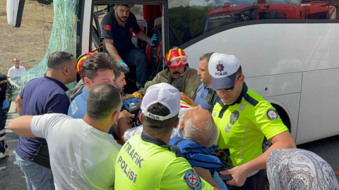 İstanbul- Esenyurt'ta kamyona çarpan yolcu otobüsünün şoförü yaralandı / Geniş haber