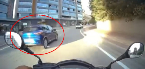 2 sürücünün 'yol verme' kavgası kask kamerasında