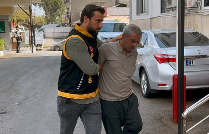 Sokakta oynayan çocukları gürültü yaptıkları gerekçesiyle sopayla darbetti; o anlar kamerada (2)
