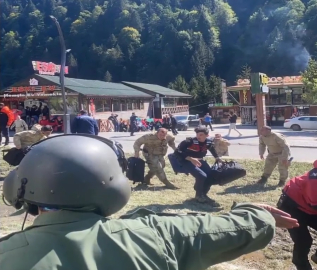 MSB, Rize'de selde mahsur kalanların helikopterle tahliye görüntülerini paylaştı