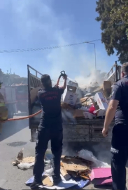 İtfaiye ekipleri töreni bırakıp, kamyonetteki yangınına müdahale etti