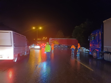 Samsun– Ankara kara yolunda TIR bariyerlere çarptı; ulaşım tek şeritten sağlandı